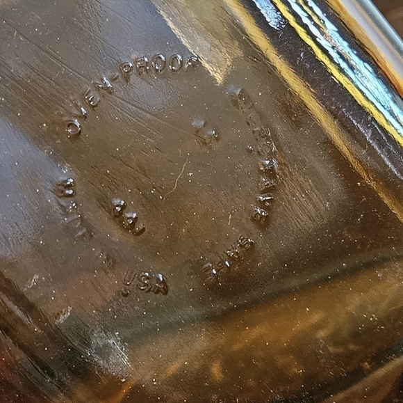 Retro Anchor hocking loaf pan with wicker basket. - Picture 6 of 8